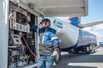 Ученые «Газпром нефти» разработали технологию производства экологичного авиационного топлива